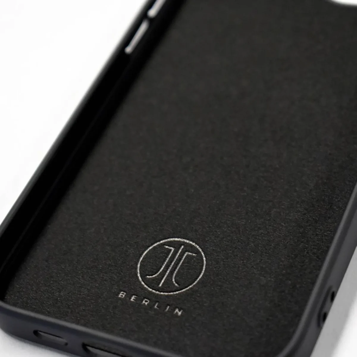 JT Berlin BackCase Pankow Soft Apple iPhone 16 Plus schwarz - Slika 4