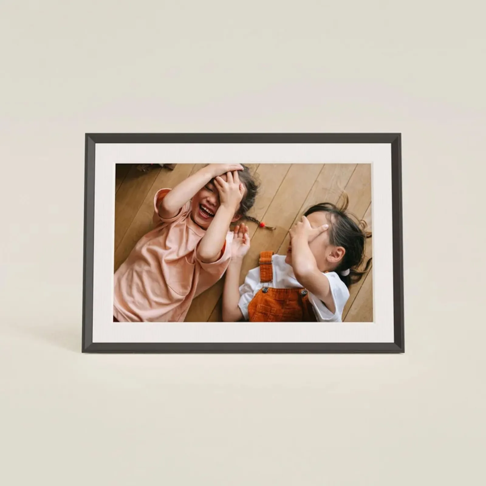 PI_736023322 Aura Frames AF905 Photoframe Carver Mat - Gravel with white mat 25,4cm (10") Digitaler Bilderrahme - Slika 1